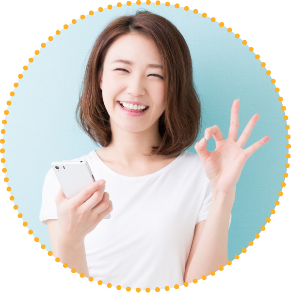 オフィス電話.app for テレワークを使って笑顔の女性